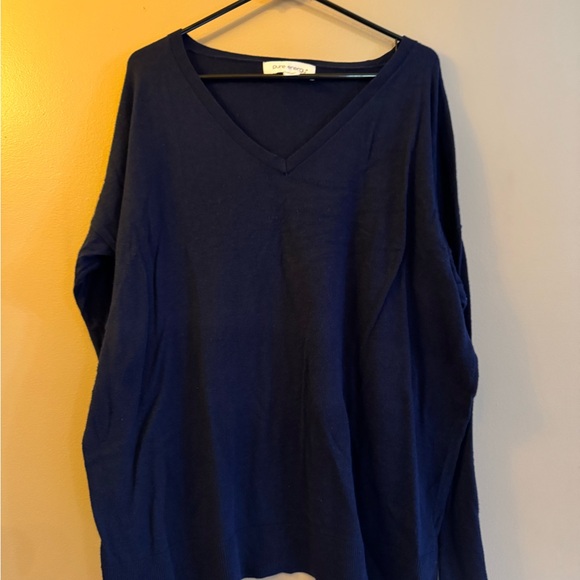 Lightweight dark blue sweater gently used - Picture 4 of 8